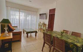 Amplio departamento al frente en zona Plaza Colón - SOLO FAMILIAS -